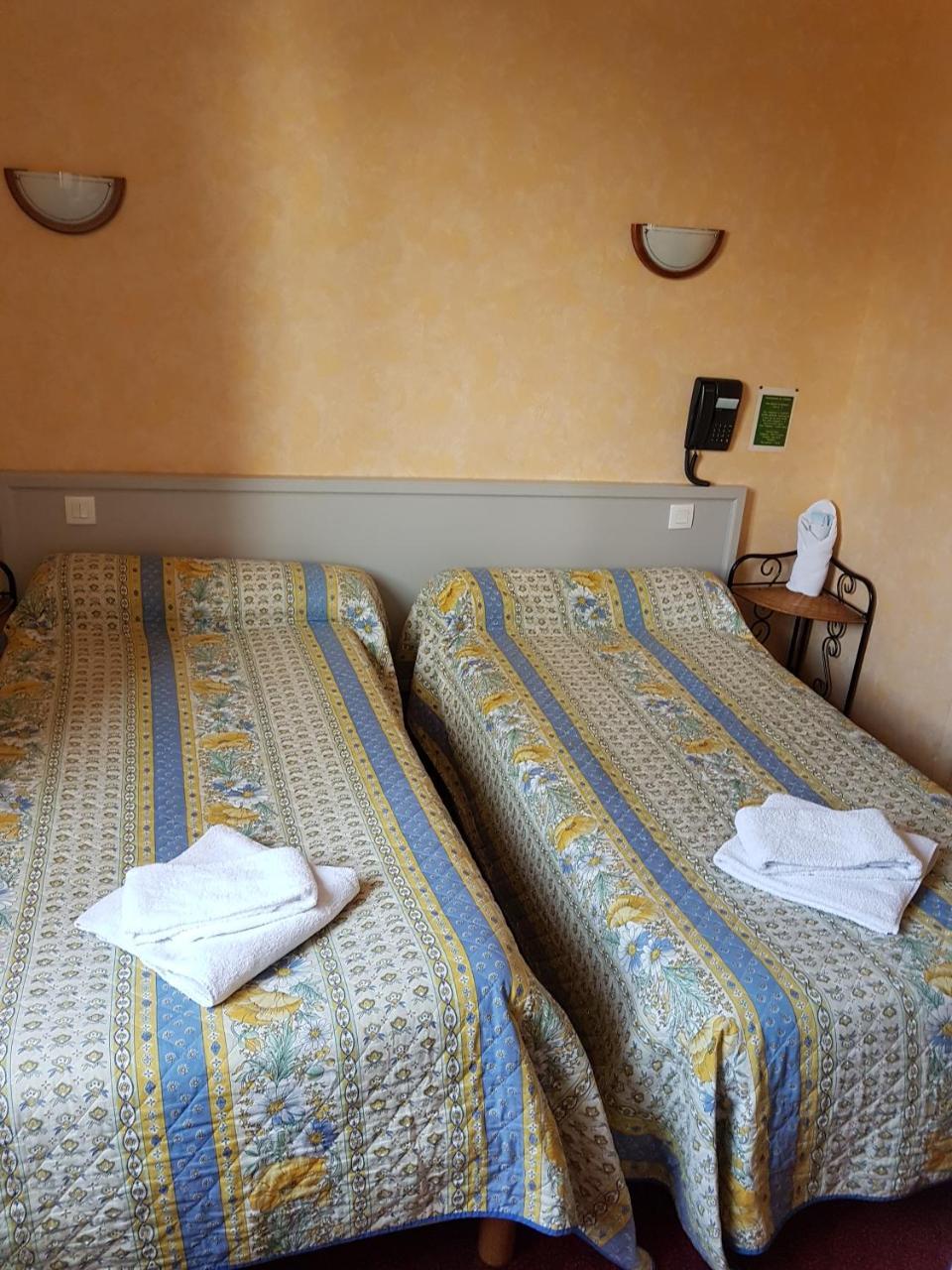 Hotel De La Gare Dol-de-Bretagne Exteriör bild